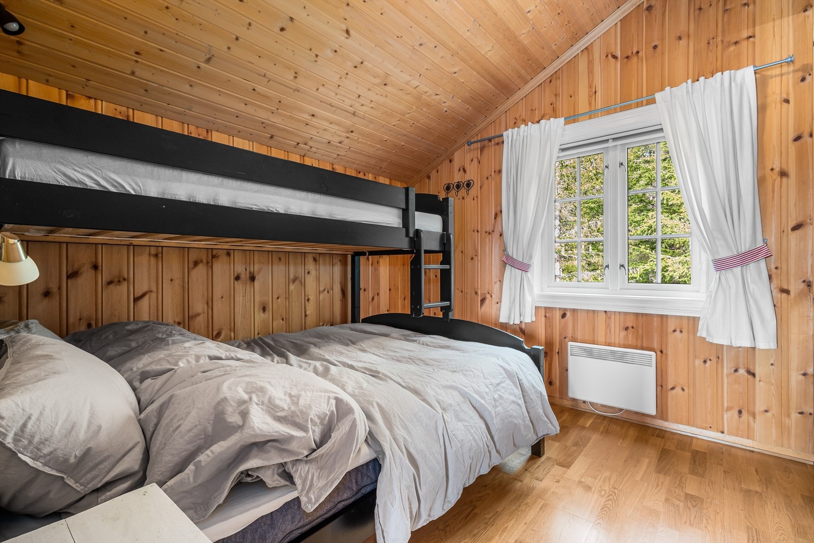 Begge soverommene i andre etasje er på 8 kvm hver, noe som gi fin plass til familiesenger. Galleribilde