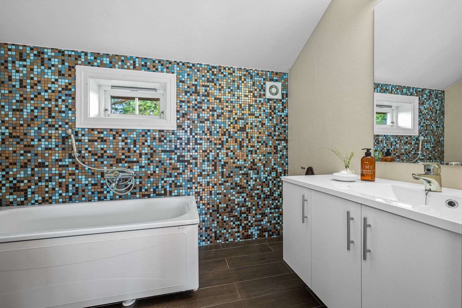 Begge badene har hvite skapinnredninger med heldekkende servant, samt speil, belysning og mekanisk avtrekk. Galleribilde