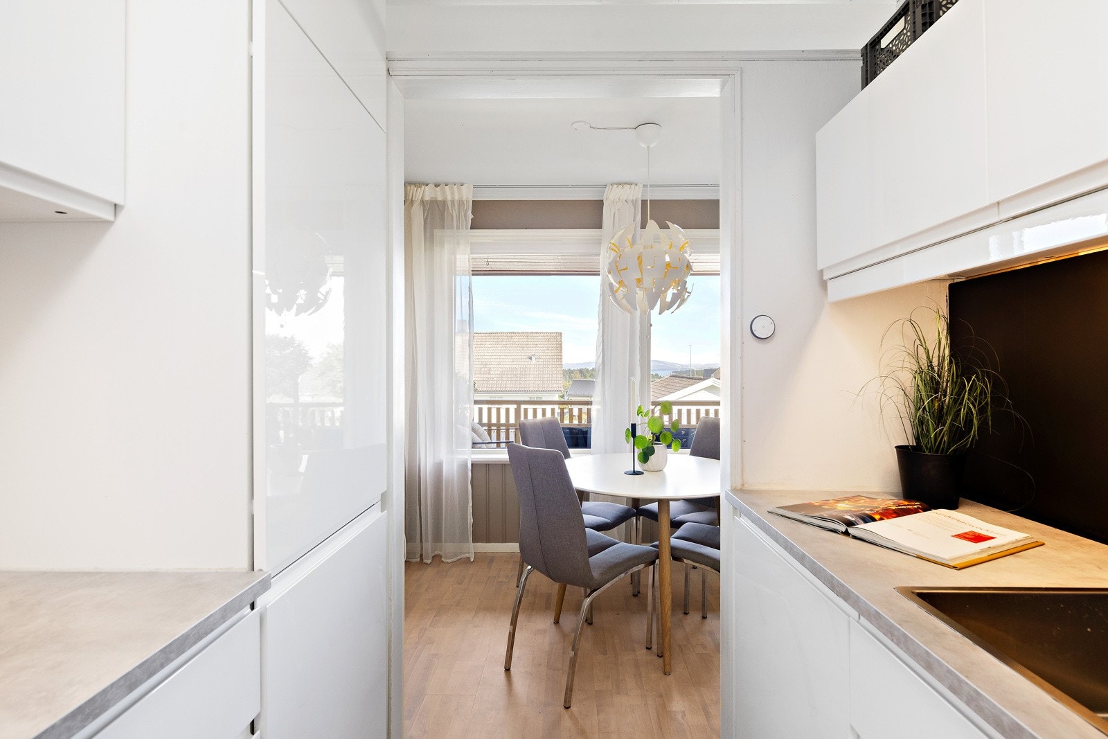 Kjøkken med masse skap- og benkeplass. Galleribilde