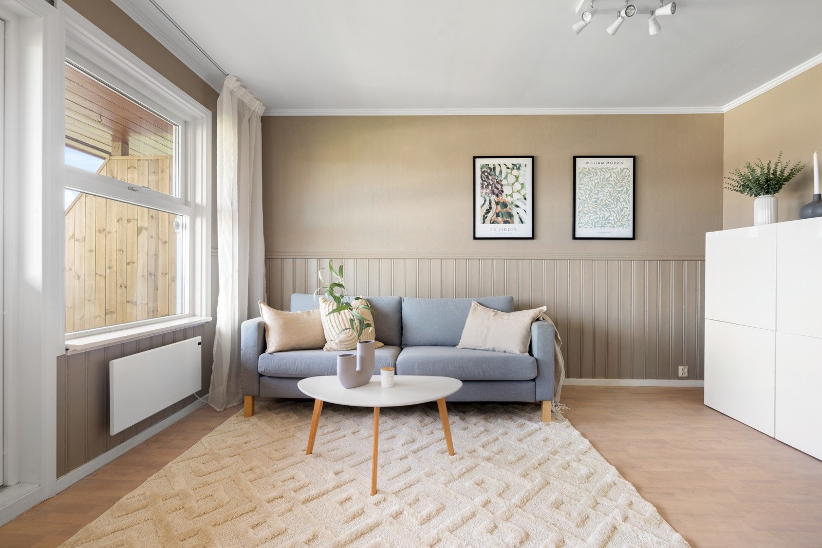 Lys og luftig stue med plass for sofa- og spisegruppe. Galleribilde