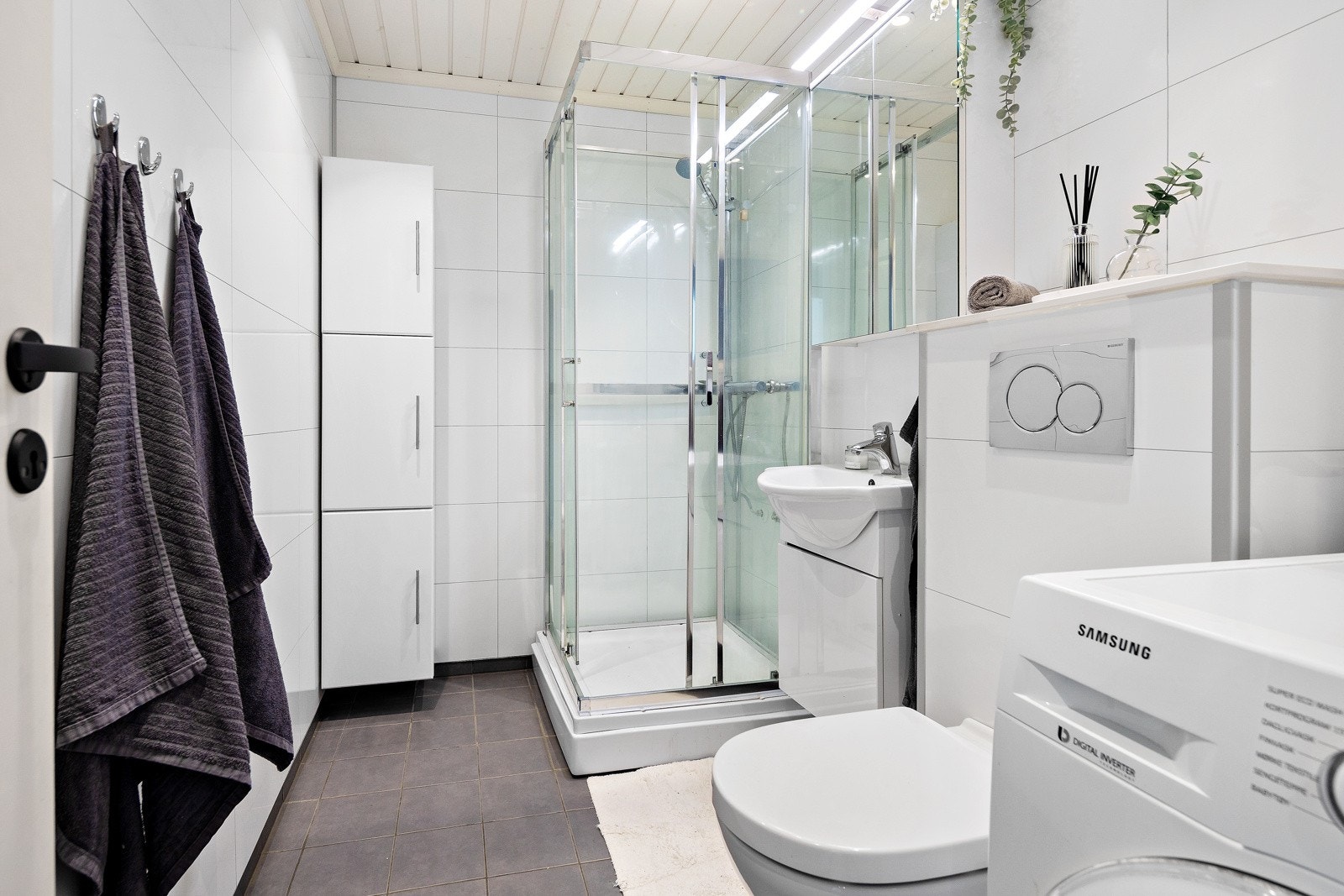 Bad fra 2016 med oppleg for vaskemaskin og evt tørketrommel. Galleribilde