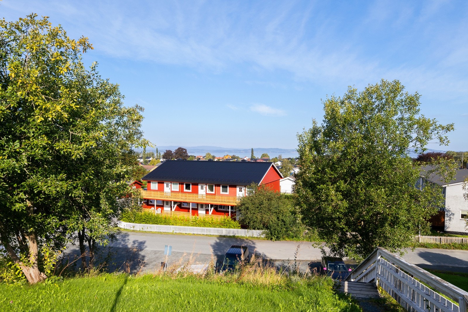 Bygget har fått et løft med ny trapp og svalgang/uteplass på gårdssiden. Galleribilde