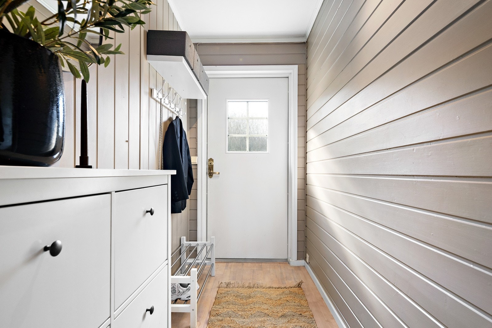 Gang med plass for klær og sko. Galleribilde