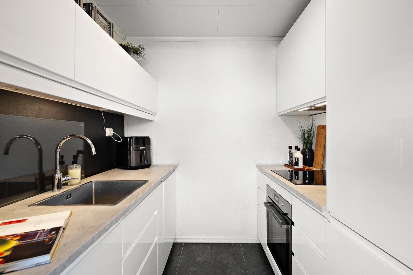 Kjøkken fra 2019 med hvitevarer som medfølger i handelen. Galleribilde