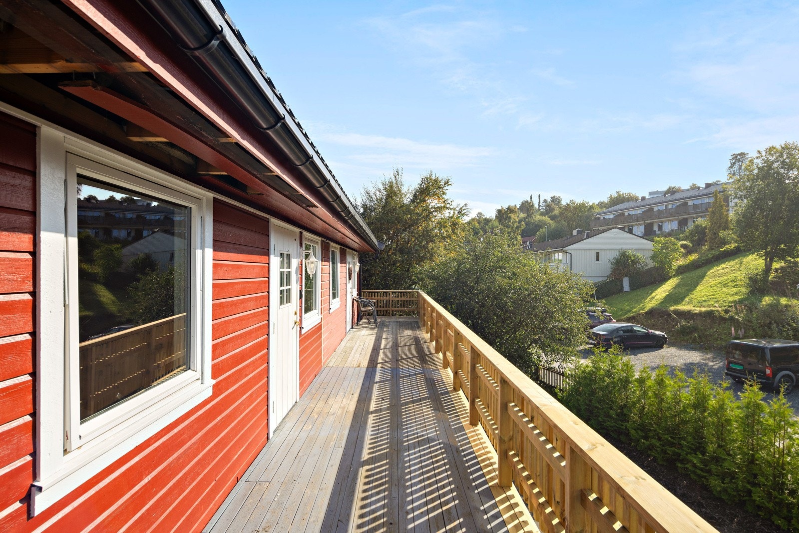 Svalgang som også benyttes som terrasse på dagtid. Galleribilde