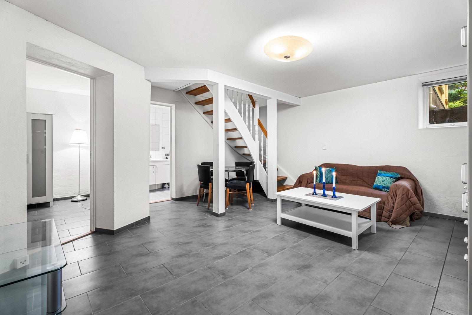 Her har du et oppholdsrom av romslig størrelse med fin plass til ulike møblement Galleribilde