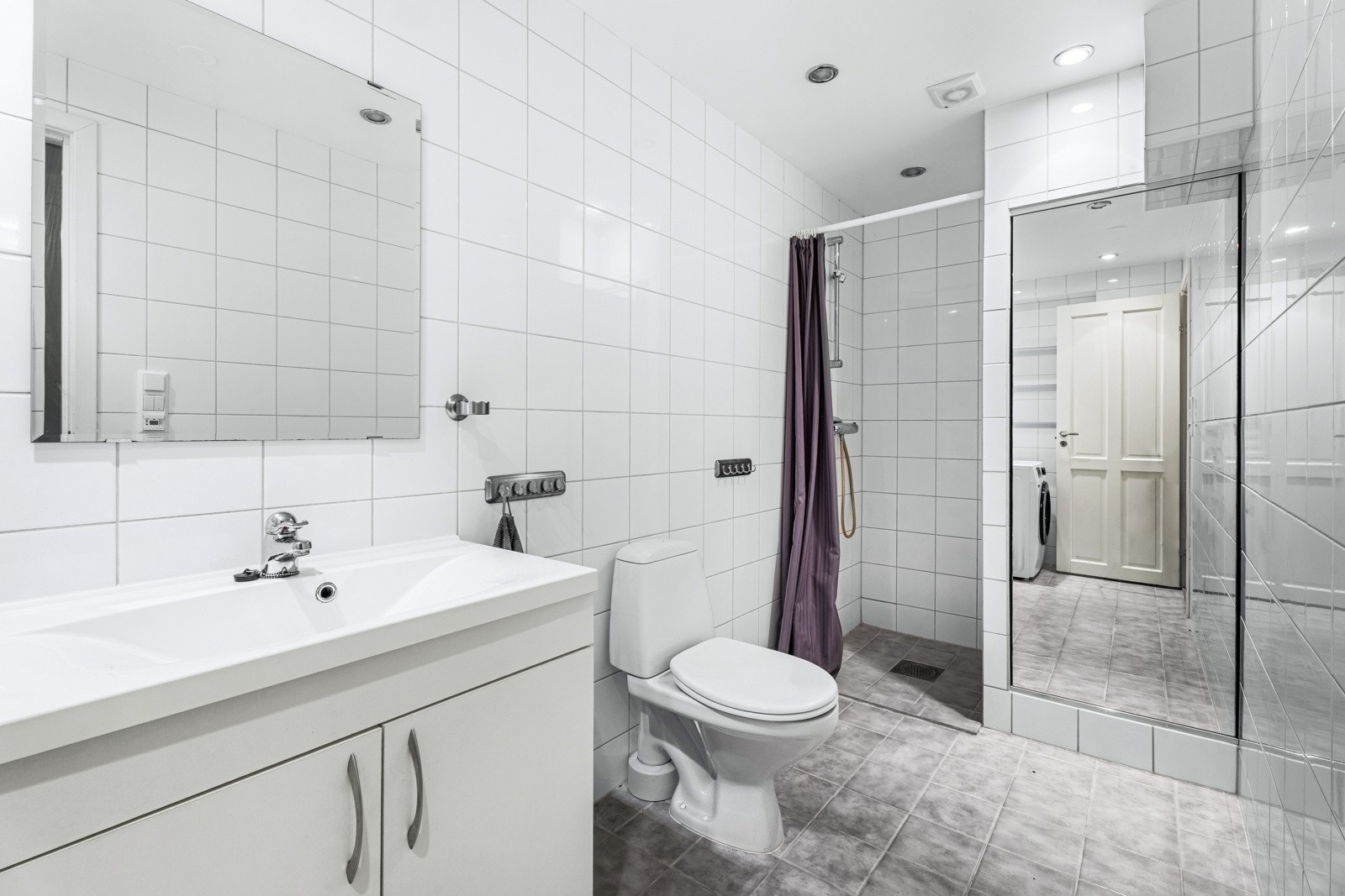 Flislagt bad med varmekabler. Badet har dusjnisje med dusjforheng og termostatstyrt dusjbatteri i krom med hånddusj Galleribilde