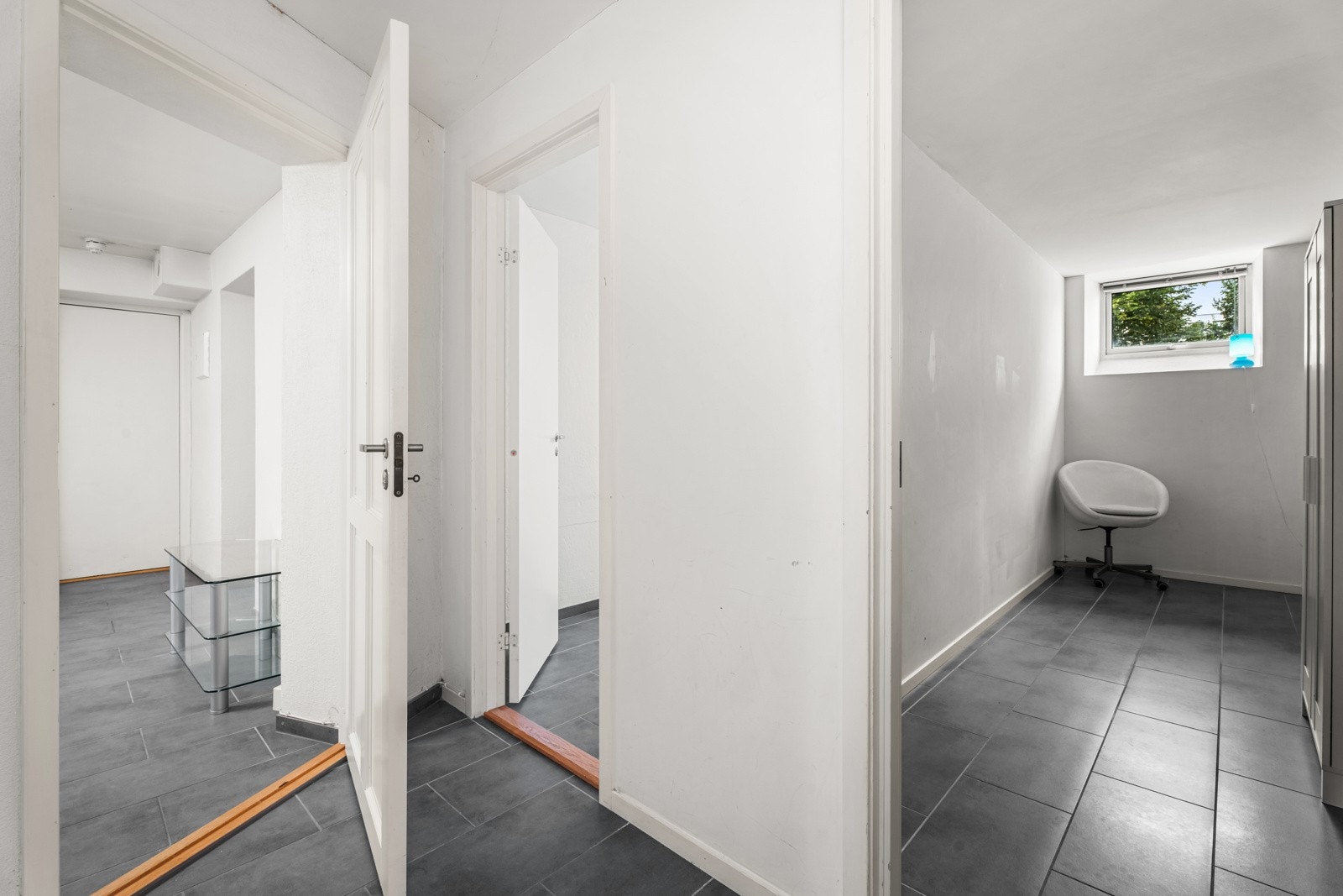 Gang mellom de ulike rommene i kjelleretasjen Galleribilde