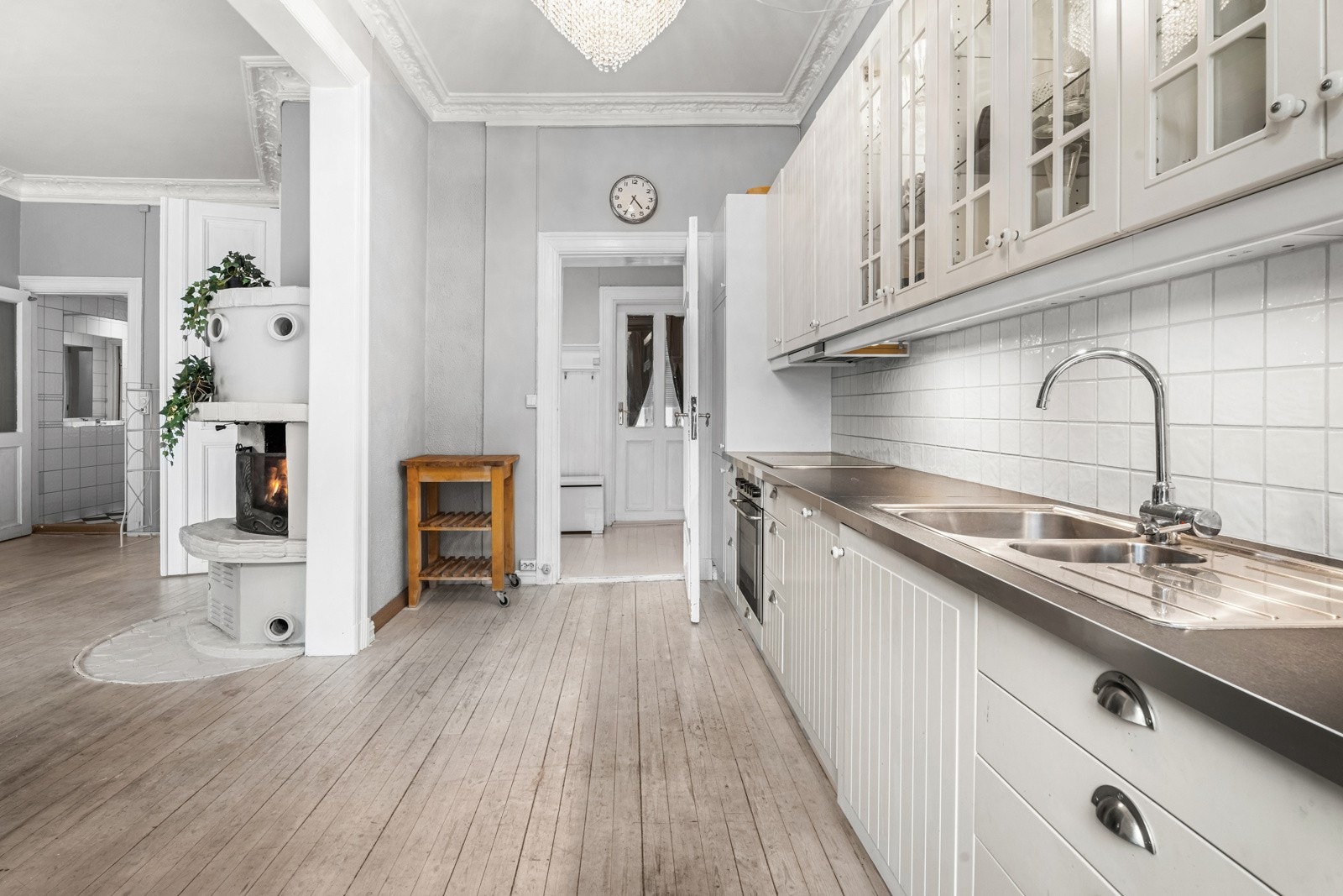 Kjøkkenet har integrerte hvitevarer fra Whirlpool/Ikea som oppvaskmaskin, kjøl/frys, stekeovn og platetopp samt avtrekksvifte i overskap Galleribilde