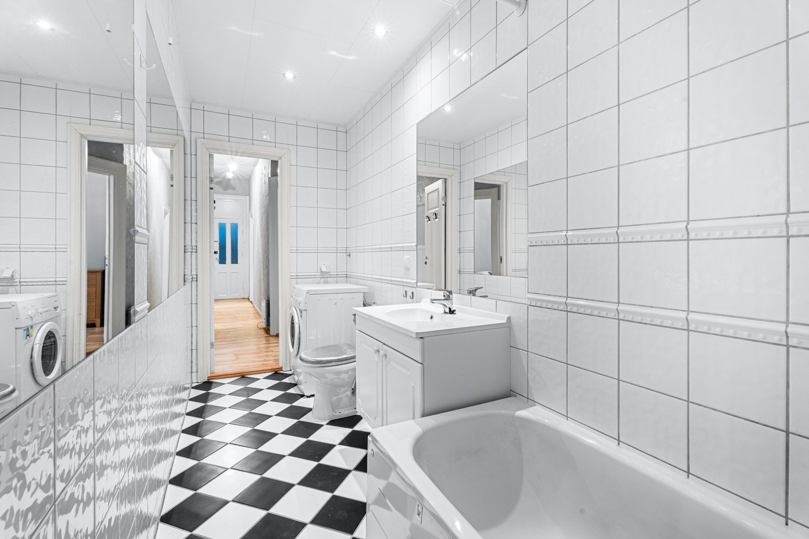 Flislagt bad med varmekabler. Badet har frittstående badekar med termostatstyrt dusjbatteri i krom med både kran og hånddusj Galleribilde