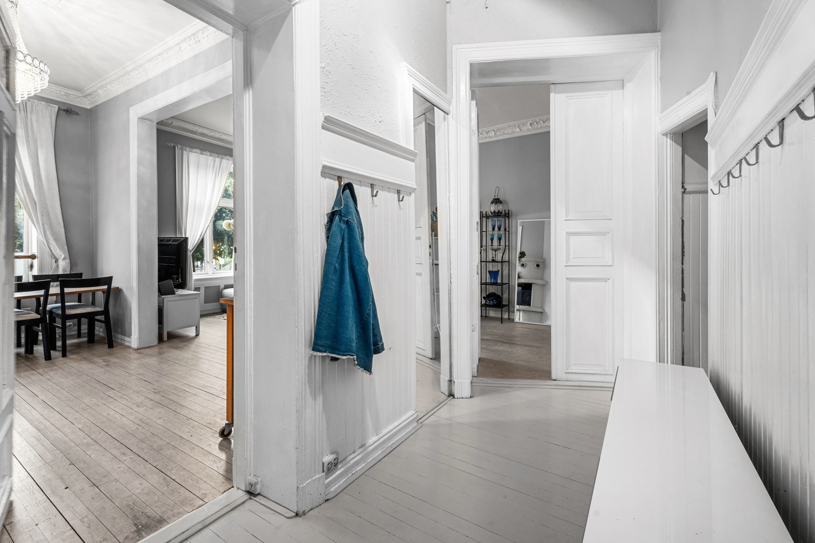 Romslig entré og gang Galleribilde