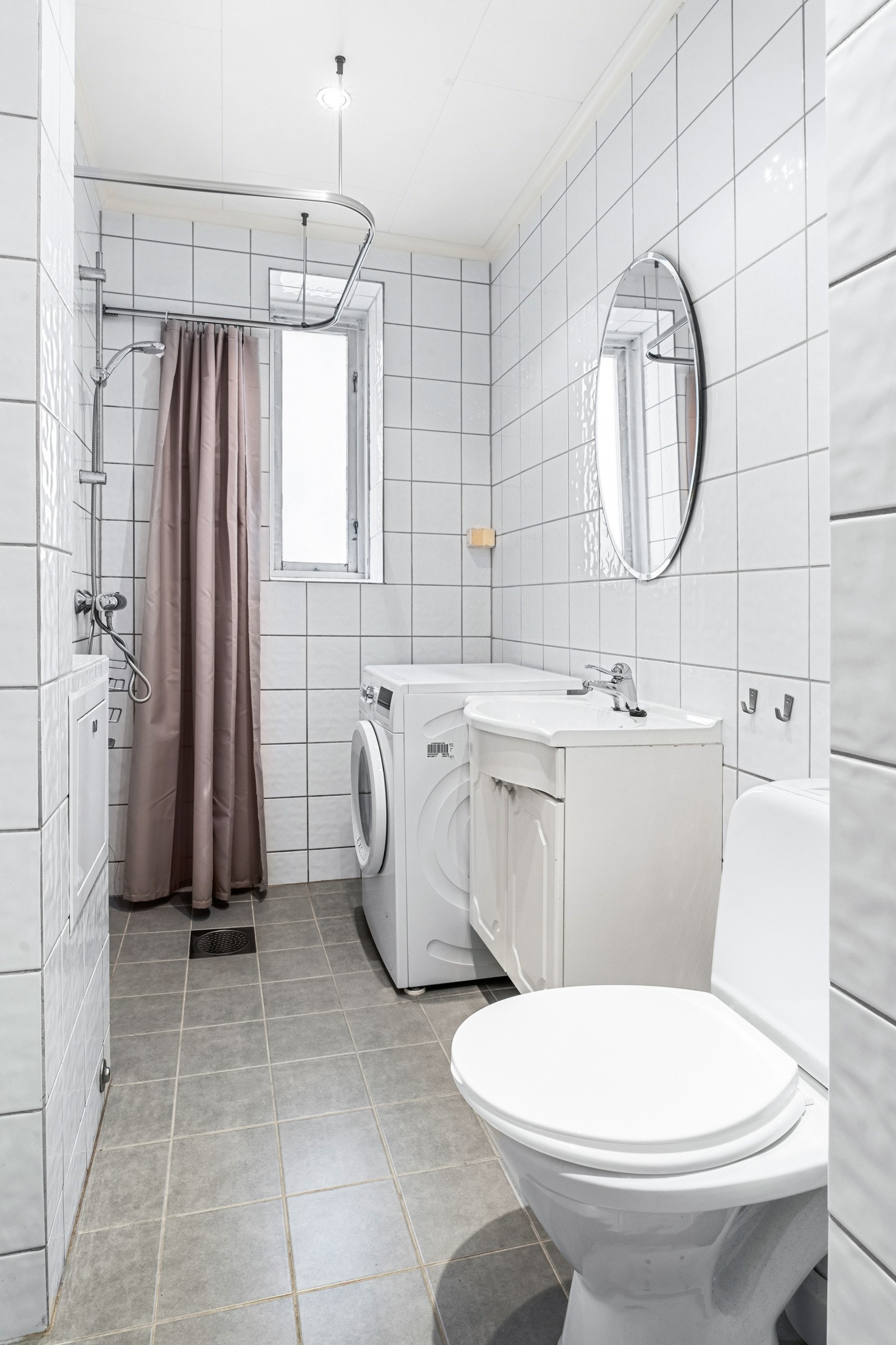 Flislagt bad med varmekabler. Badet har dusjnisje med dusjforheng og termostatstyrt dusjbatteri i krom med hånddusj Galleribilde