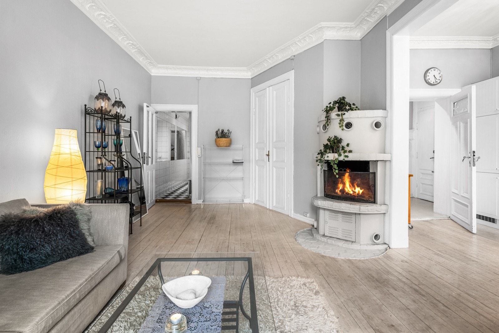 Stor og luftig stue med gode møbleringsmuligheter Galleribilde