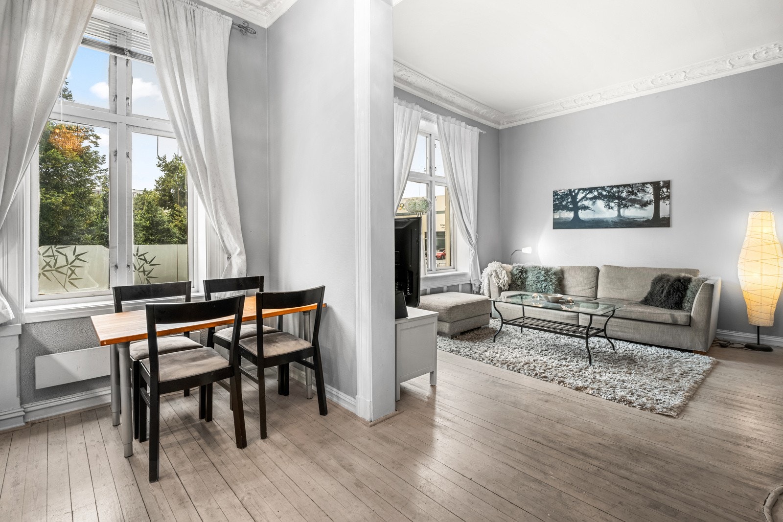 I tilknytning til kjøkkenet har du fin plass til spisebord med tilhørende møblement Galleribilde