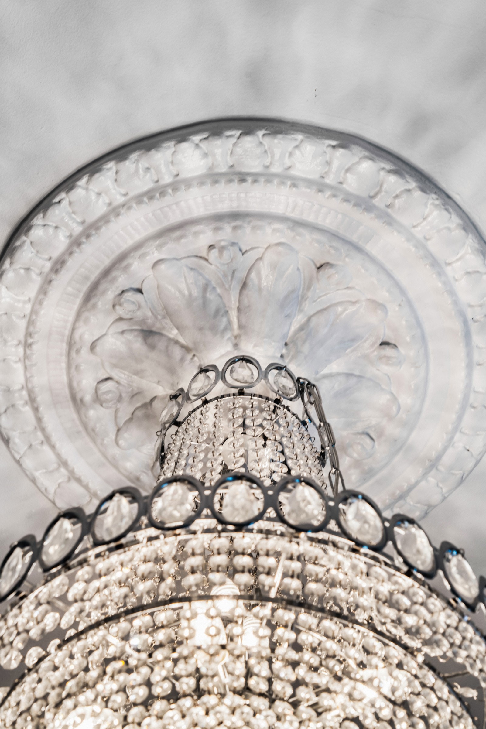 I deler av eiendommen har du klassiske detaljer som rosett og stukatur Galleribilde