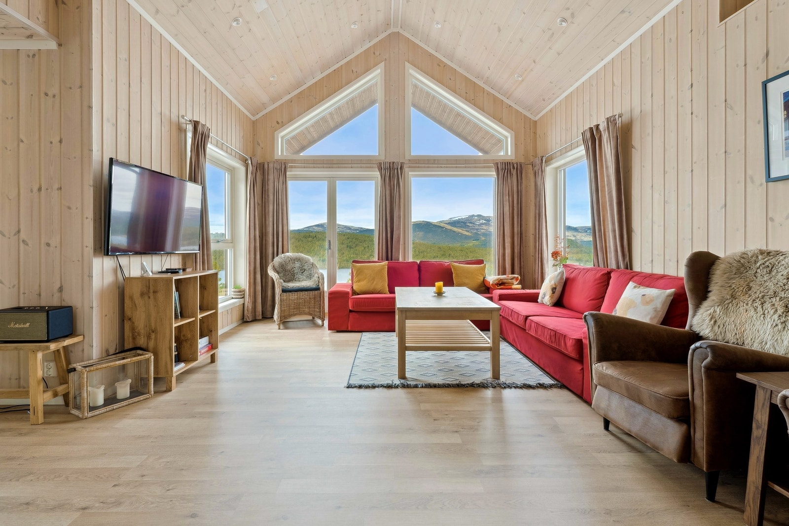 Stuen preges av skråhimling og store vindusflater som gir en luftig romfølelse. Galleribilde