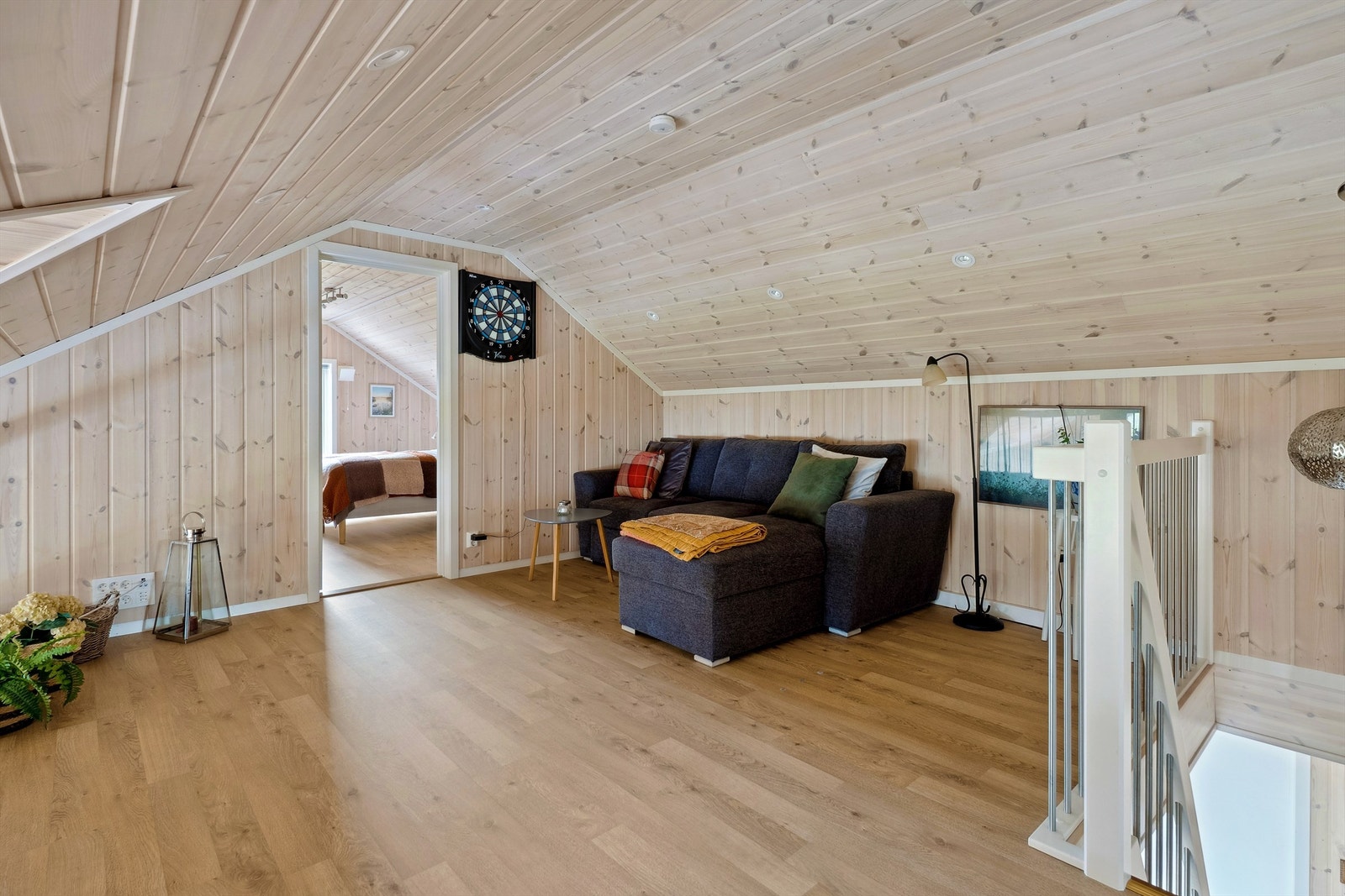 Loftstuen gir fleksibel plass til TV-stue, lekeområde eller rolig lesehjørne. Galleribilde