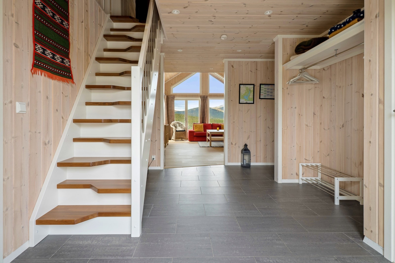 Herfra er det praktisk adkomst øvrige rom i 1. etasje og loftsetasjen hvor du finner loftsstue og 2 soverom. Galleribilde