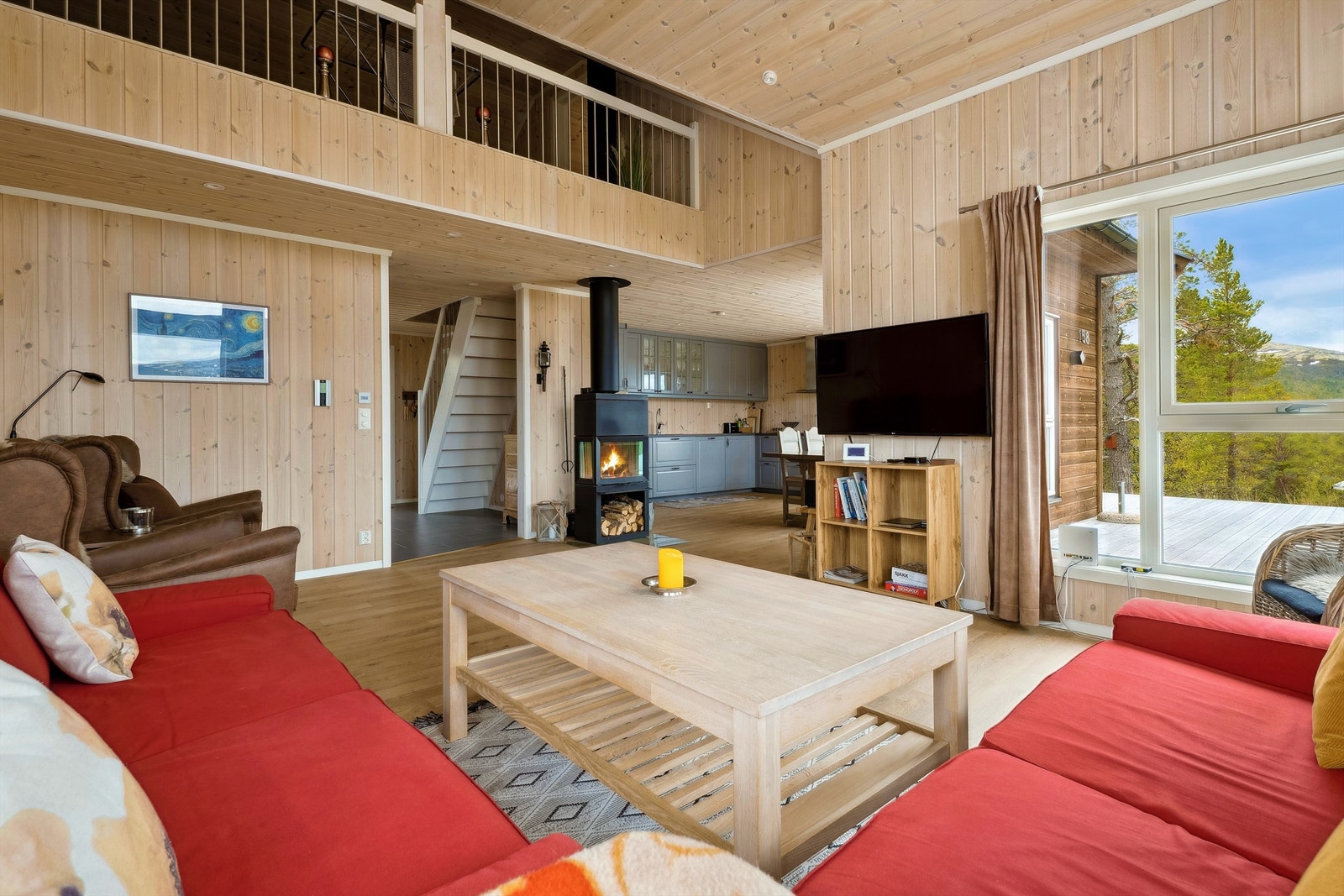 Stue og kjøkken i åpen løsning skaper en god romfølelse. Galleribilde