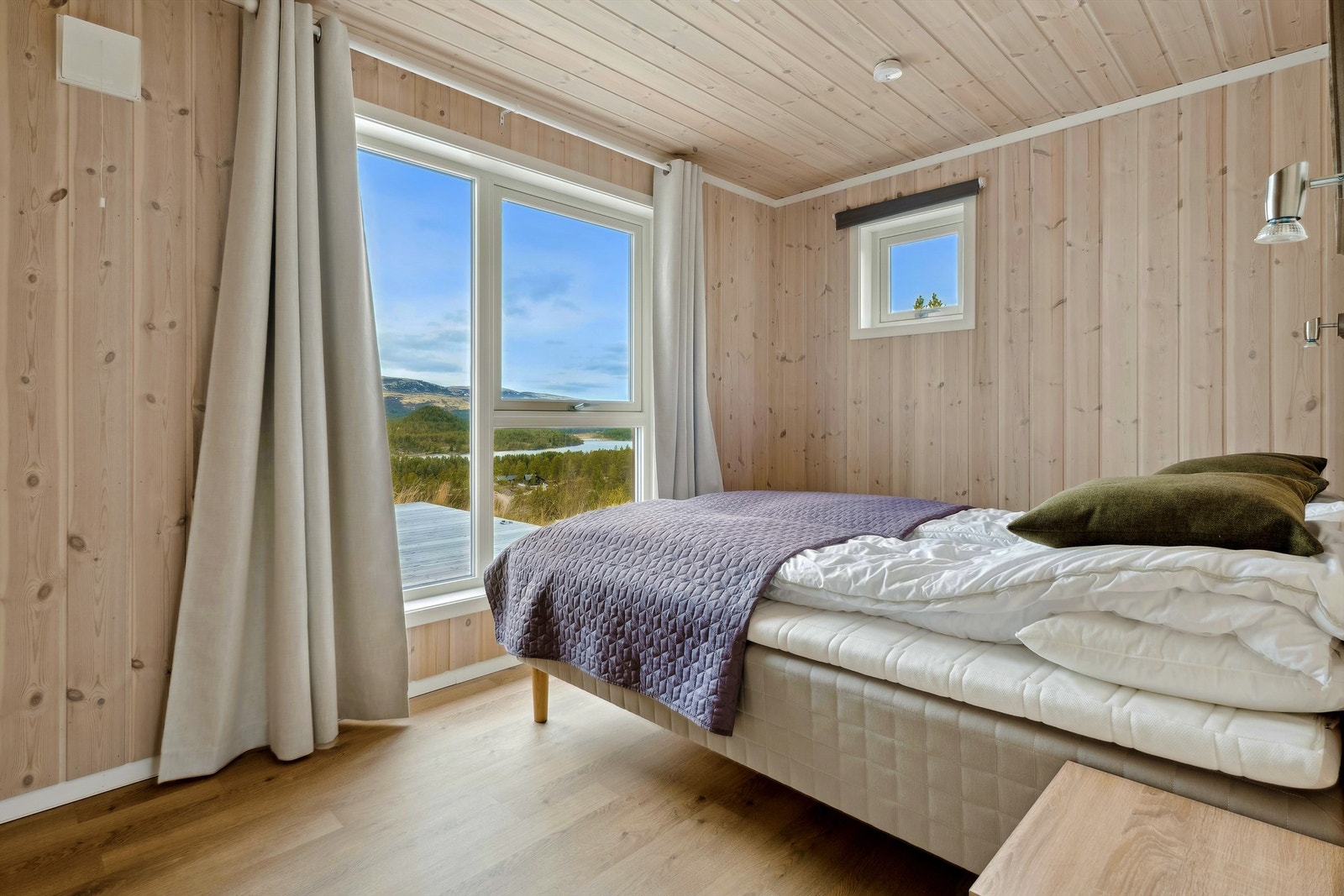 Soverom i første etasje med store vinduer og gode innredningsmuligheter. Tenk å våkne opp til denne utsikten. Galleribilde