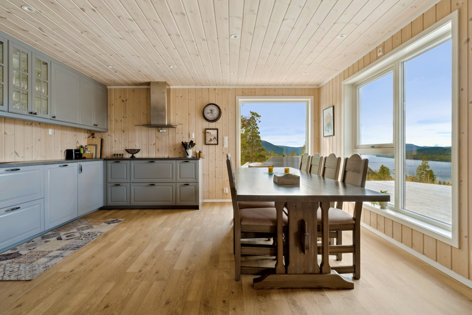 Romslig kjøkken med plass til spisebord - perfekt for å samle venner og familie. Galleribilde