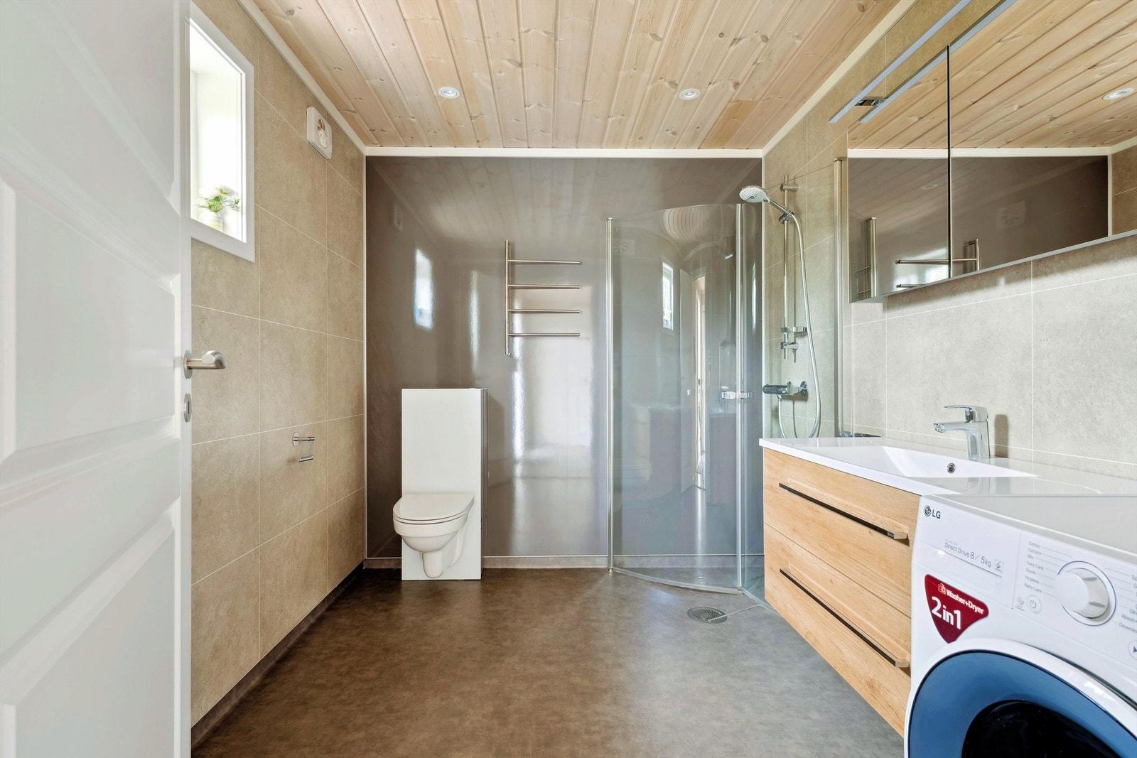 Hytta har to bad. Dette badet, kombinert med vaskerom ligger rett innenfor gangen. Galleribilde