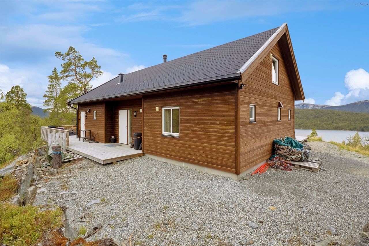 Tiltalende hytte med moderne bindingsverkskonstruksjon fra 2019. Galleribilde