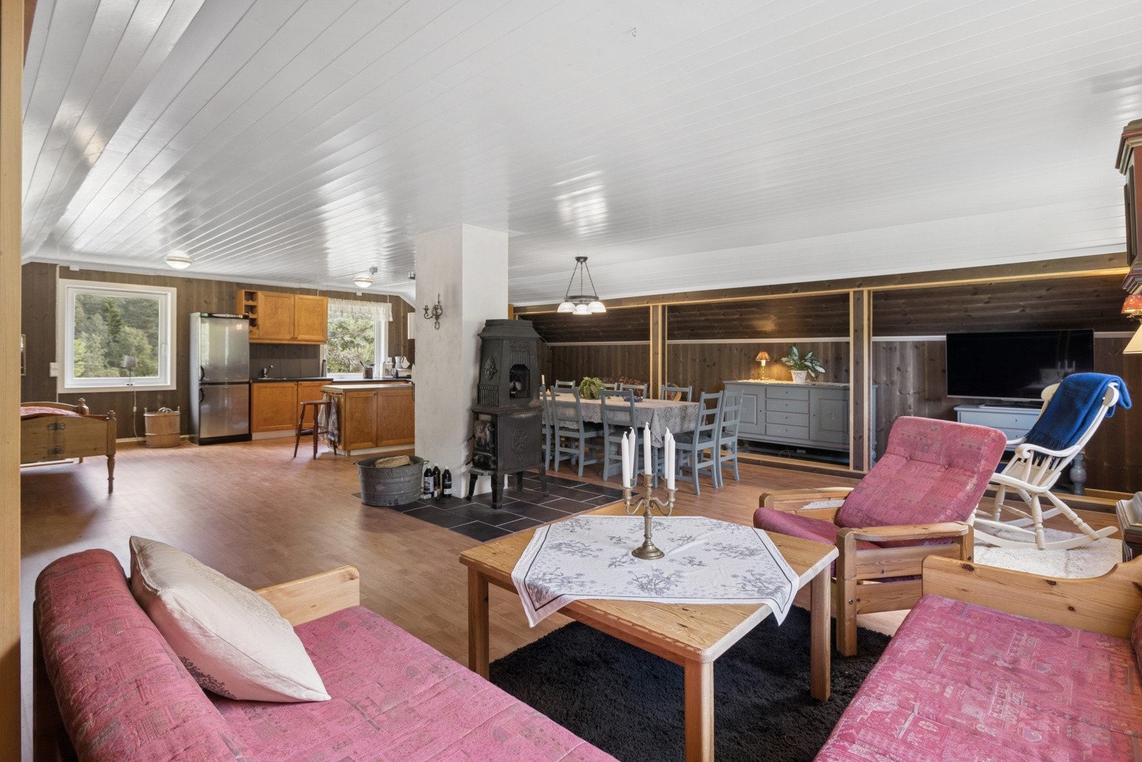 Hele 2. etasjen er innredet som et hyggelig og sosialt dagligrom og har mange bruksmuligheter for deg og dine. Galleribilde