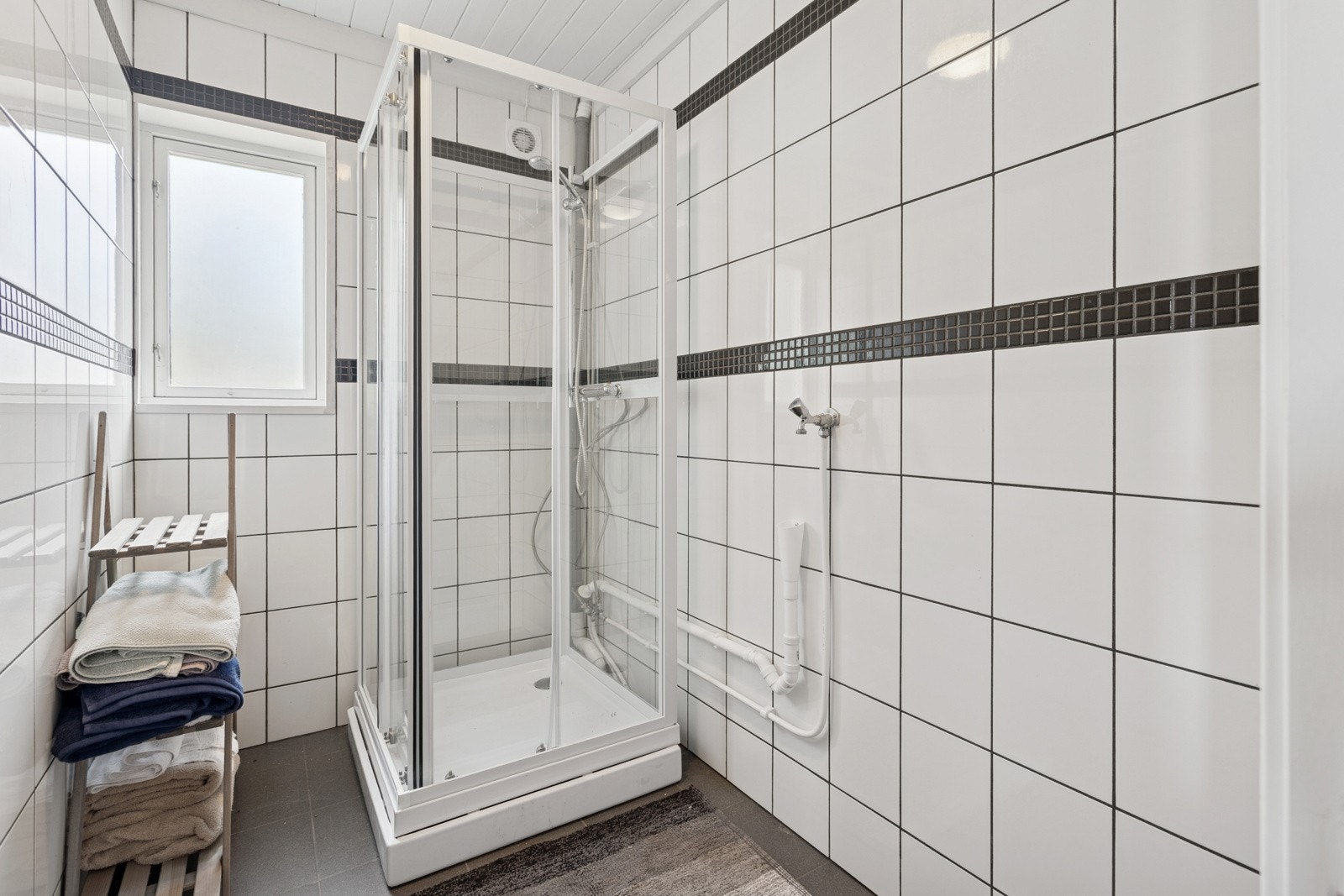 I gangen er det adkomst til et lyst dusjrom Galleribilde