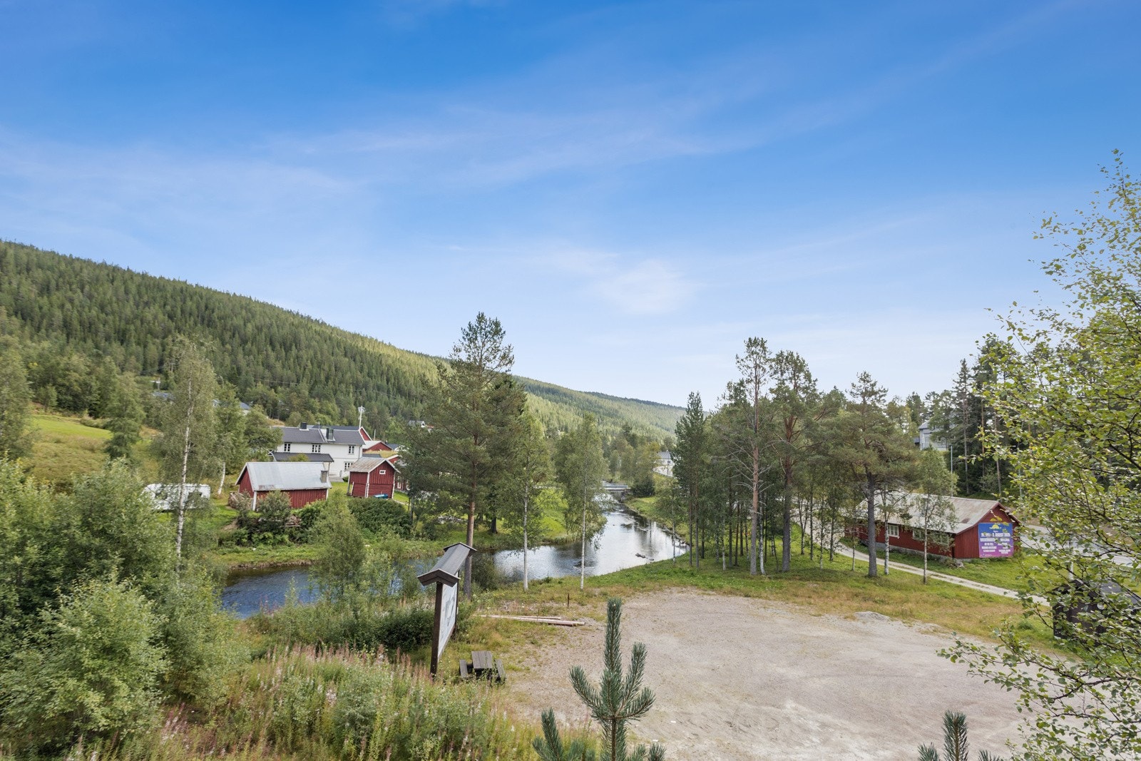 Eiendommen ligger på en liten kolle og har fint utsyn mot elva og områder rundt. Tomten er på hele 7,8 daa Galleribilde