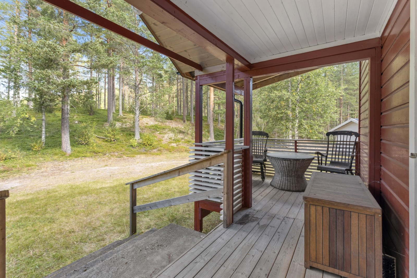 Eneboligen har overbygget adkomst og terrasse på begge sider av overbygd inngangsparti med god plass for utemøbler Galleribilde