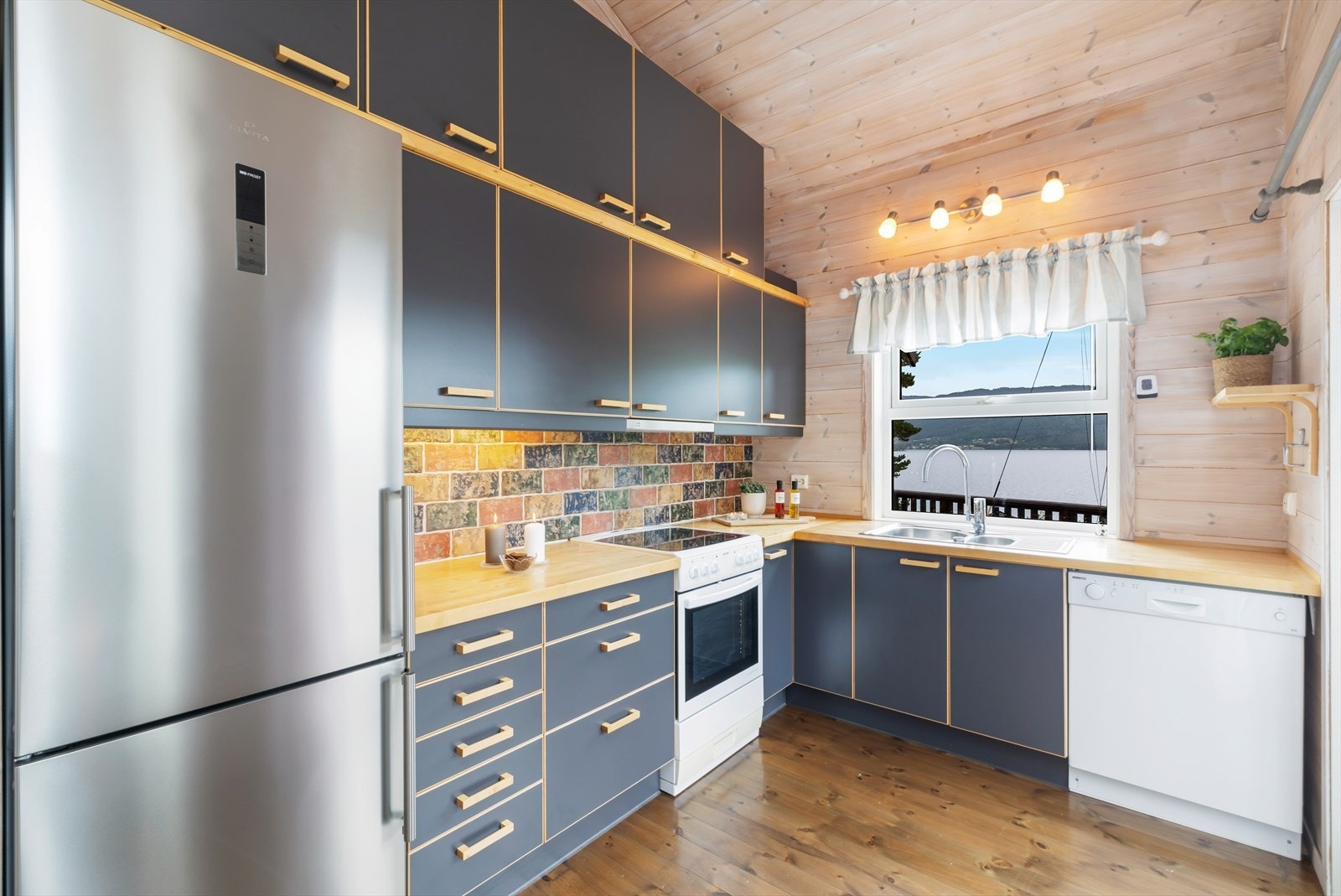 Overskap som går helt til taket. Galleribilde