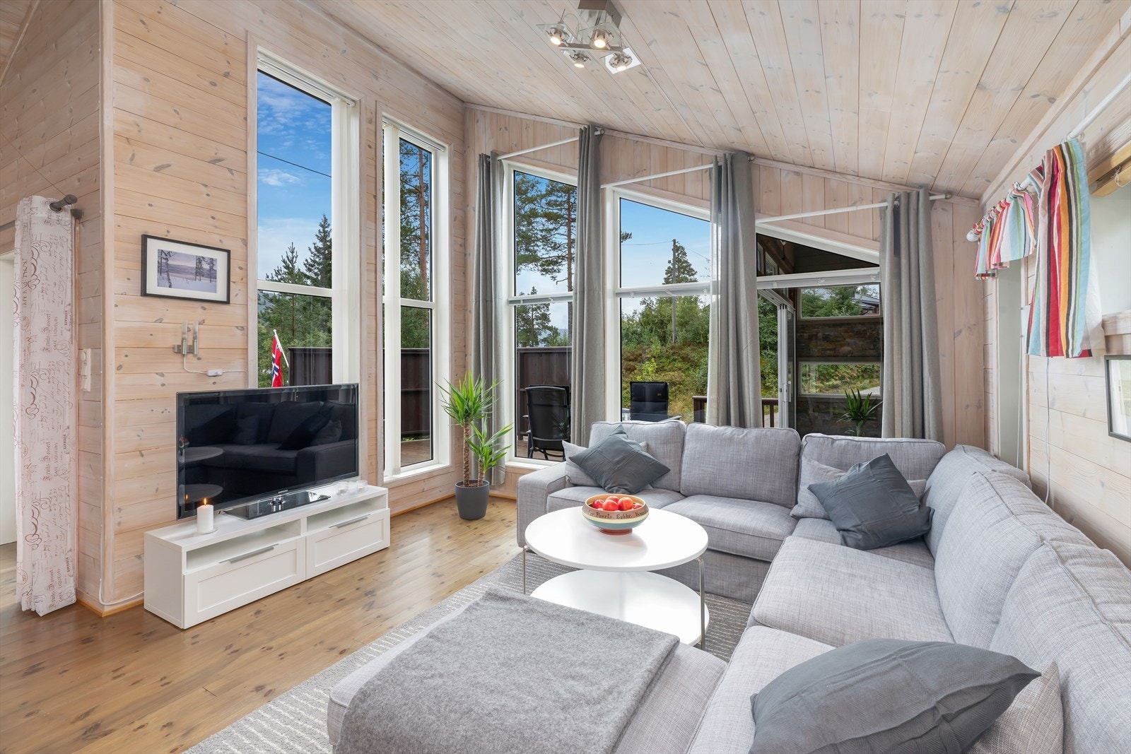 I stuen er det høy himling og store vindusflater. Galleribilde