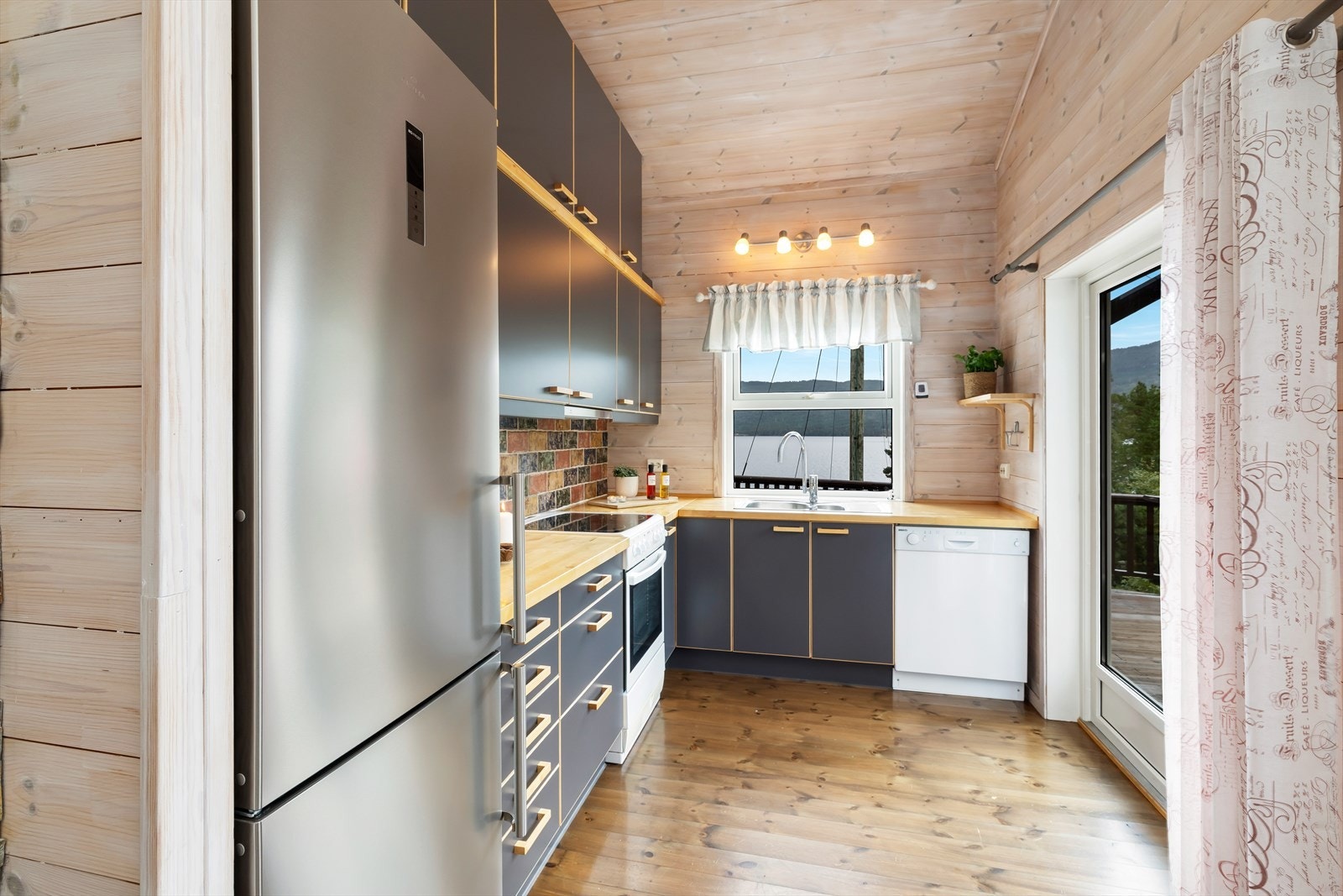 Kjøkken med utgang til terrasse. Galleribilde