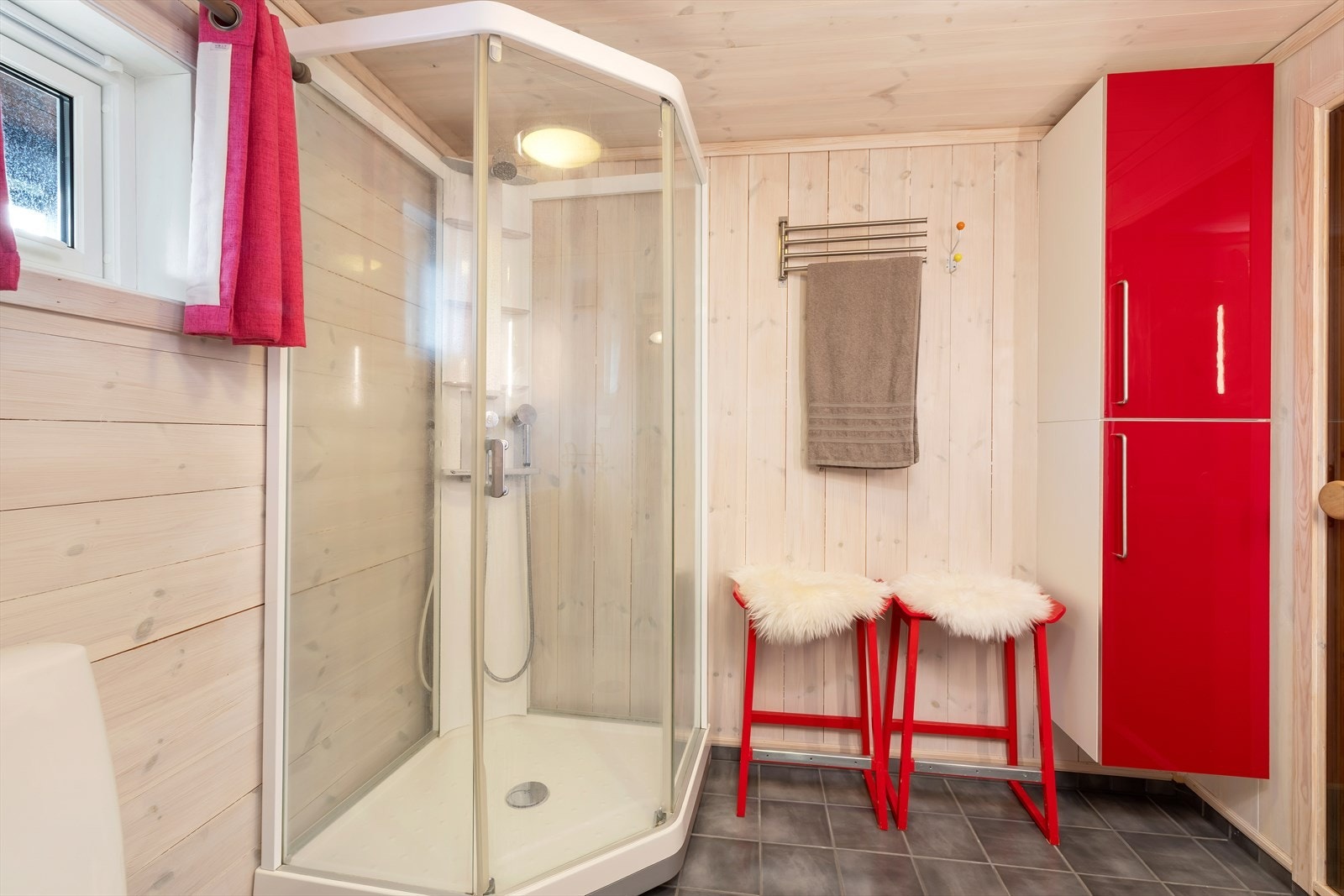 Rupanel på vegger og flislagt gulv med varmekabler. Galleribilde