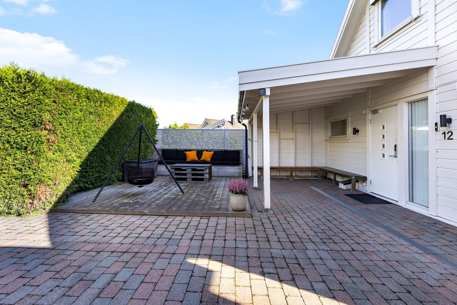 Usjenert, opparbeidet uteplass ved inngangspartiet Galleribilde