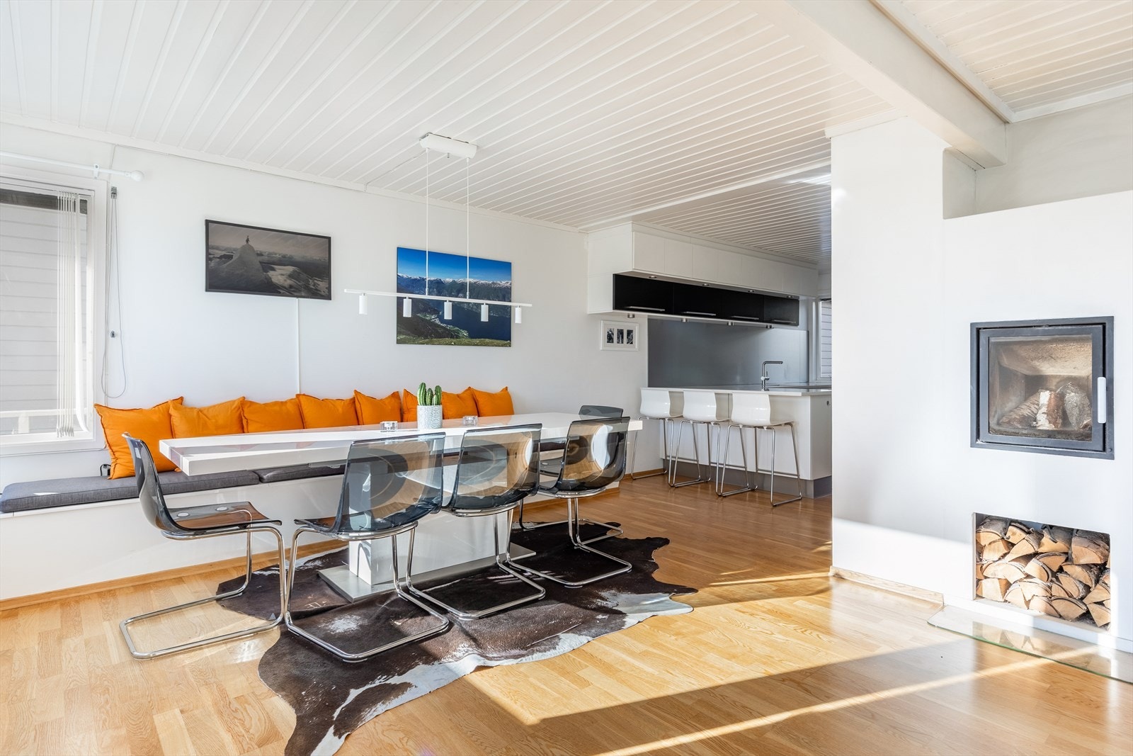 Stue med åpen kjøkkenløsning Galleribilde