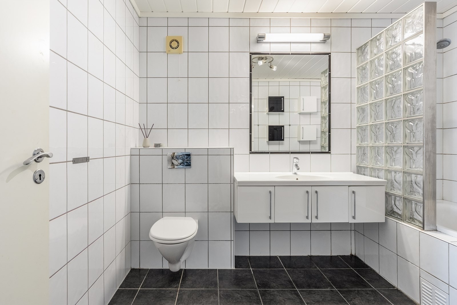 Flislagt bad i underetasje Galleribilde