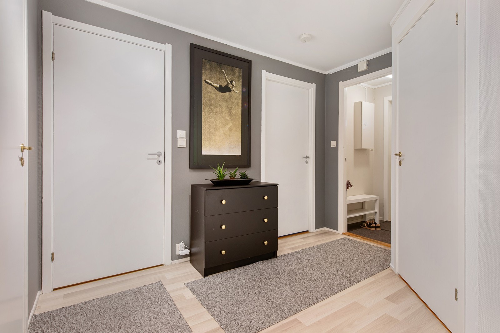 Nede i første etasje har man en romslig gang med 2 soverom og bad Galleribilde