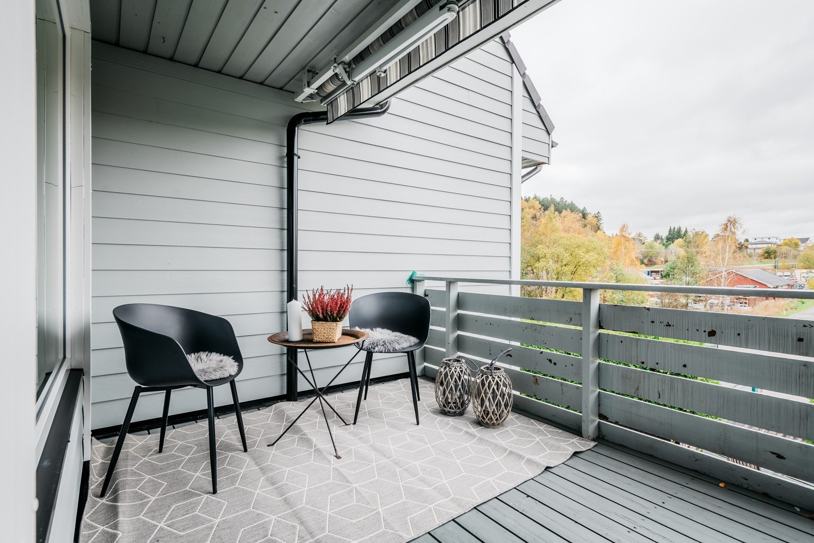 Balkongen er vendt mot vest og gir deg god solforhold, og men en romslig terrasse i første er det mer enn nok utearealer her Galleribilde