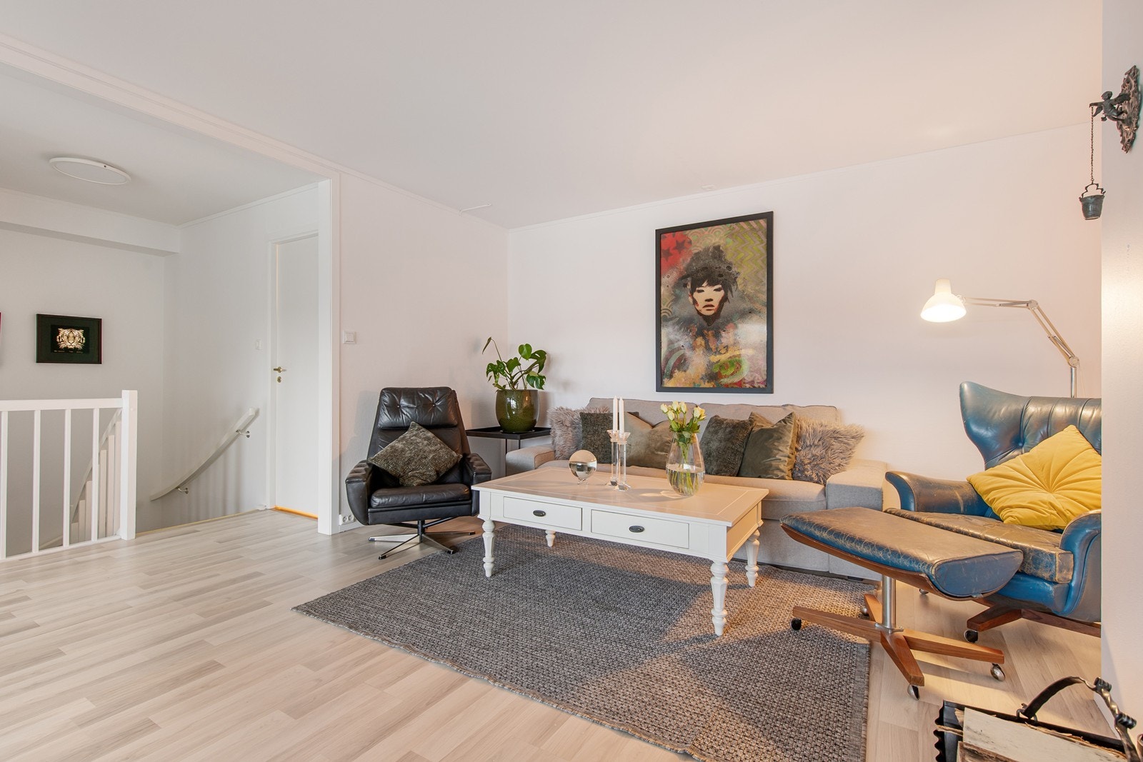 Stue med plass til en romslig sofagruppe om ønskelig Galleribilde