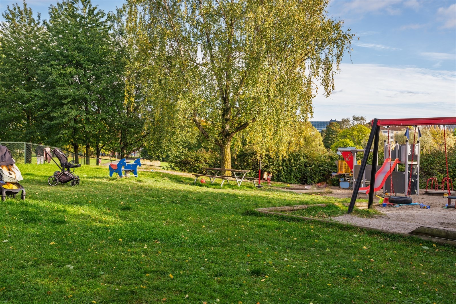 Flere lekeplasser i umiddelbar nærhet gjør dette til et barnevennlig nabolag. Galleribilde