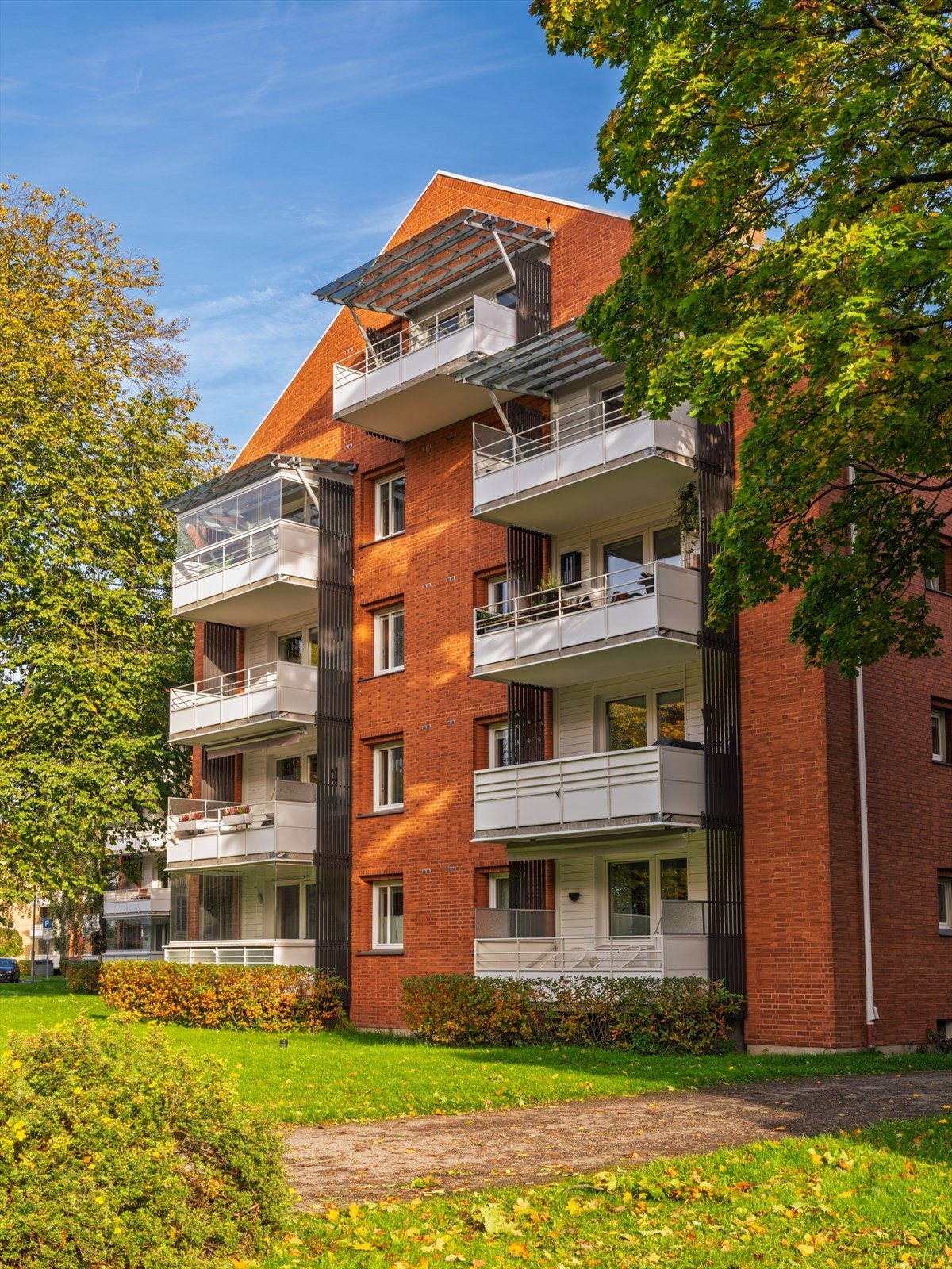 Fasadene er tilleggsisolert, og vinduene med 3-lags glass ble skiftet i 2017-18. Galleribilde