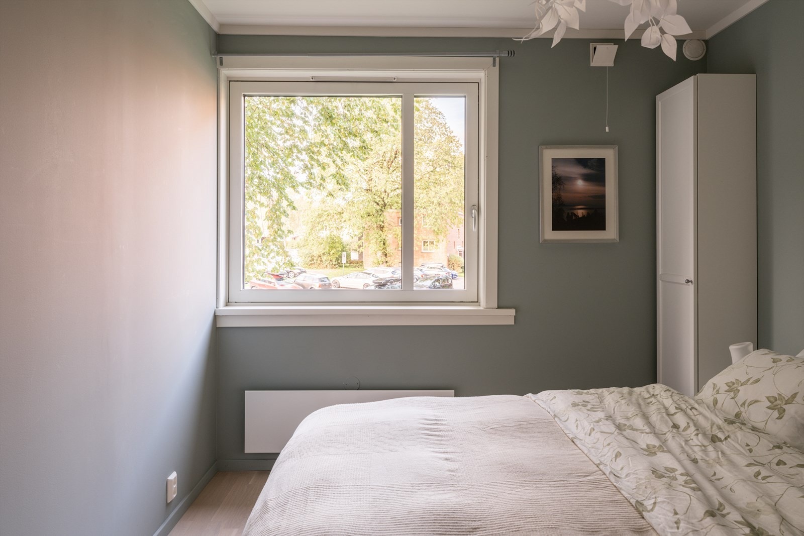 Overflatene på soverommene ble pusset opp i 2019, med trestavs parkett på gulvet og malte vegger. Galleribilde