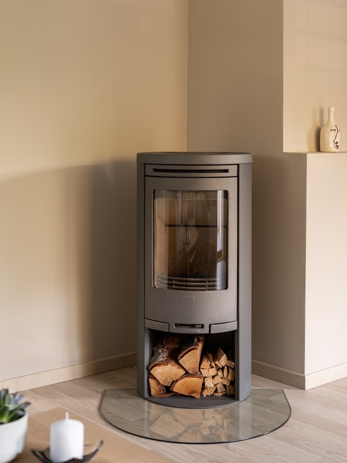 Peisovnen gir både stemning og en effektiv, alternativ oppvarmingskilde. Det er også installert elektriske panelovner som kan styres med wifi. Galleribilde