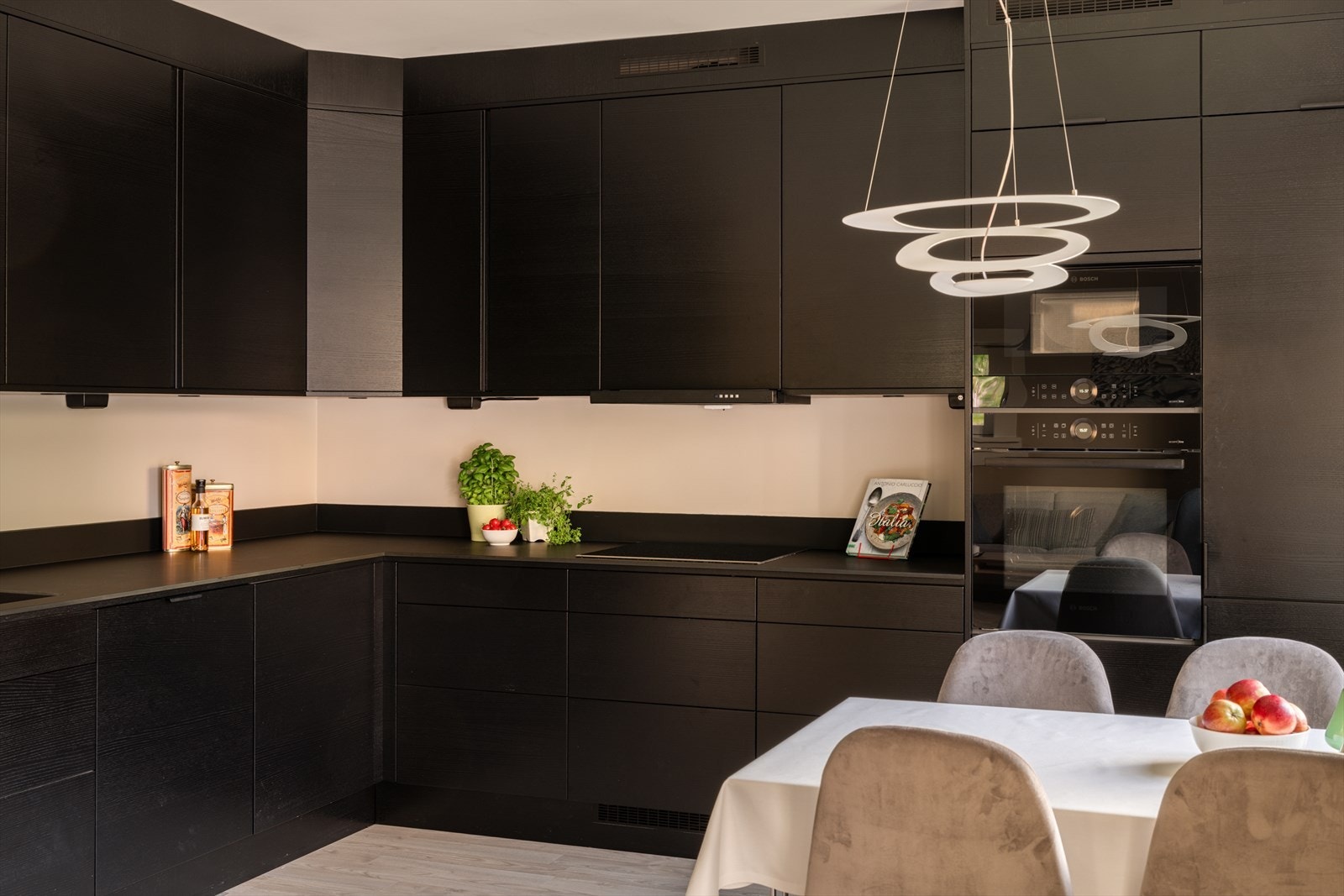 Alle hvitevarer er integrerte, inkludert stekeovn, mikroovn, koketopp og kjøl-/fryseskap. Galleribilde