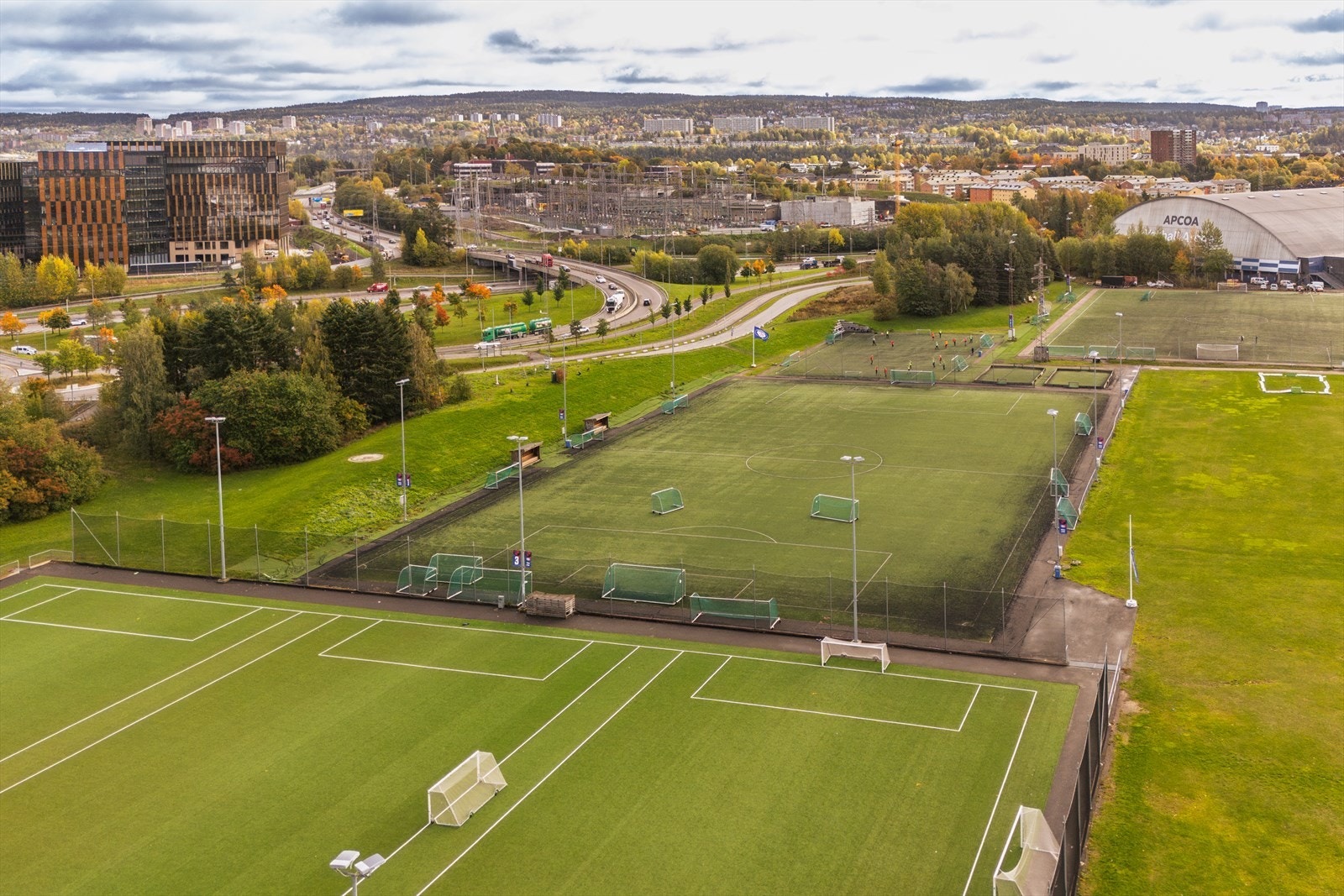 Like ved ligger Valle Hovin med fotballbaner, skøytebane, tennishall, turnhall og flerbrukshall ca. 5 minutter unna. Om vinteren hender det seg at det kjøres opp skiløyper på sletta. Galleribilde