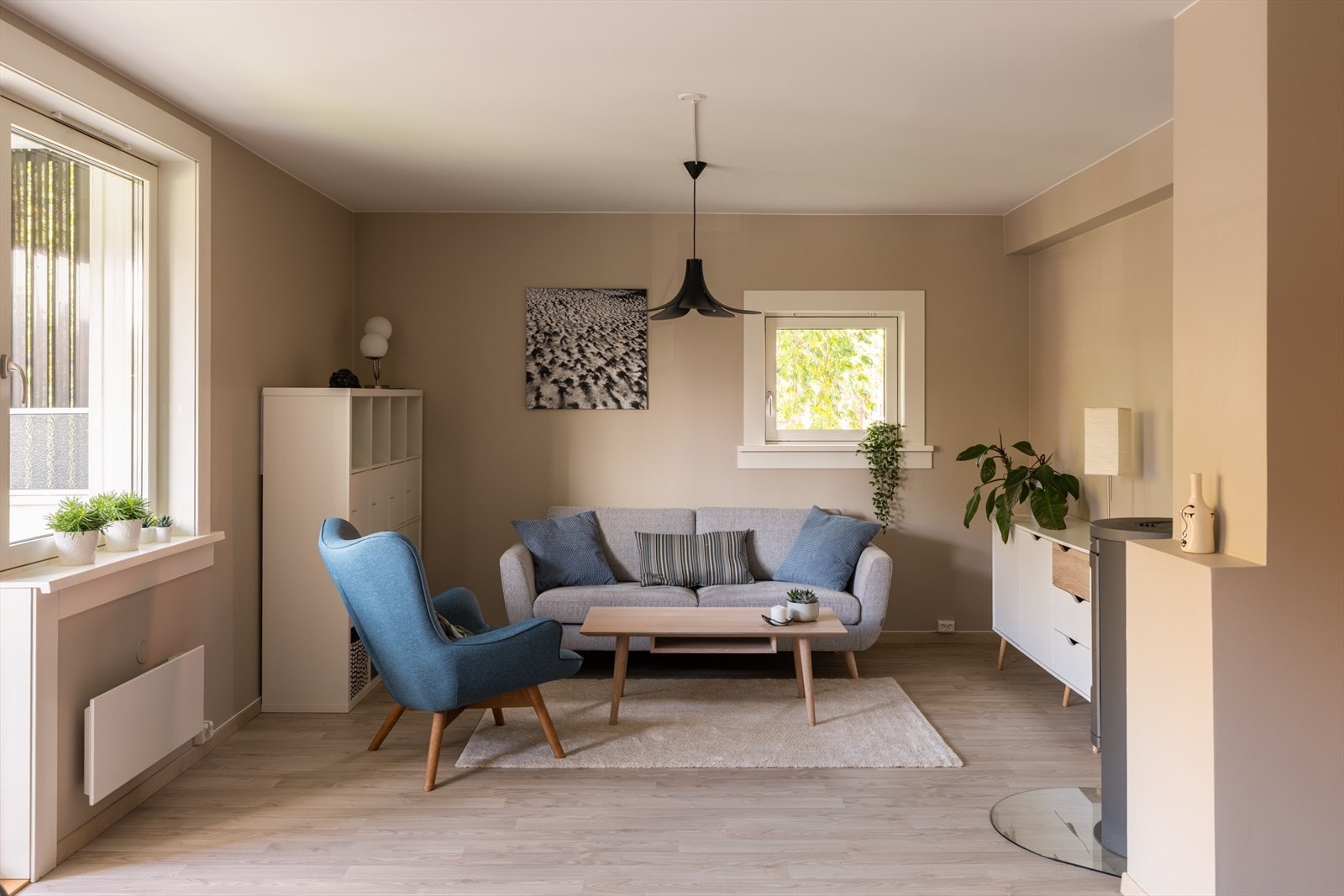 Vinduene er fra 2017 og har 3-lags isolerglass, noe som sikrer god termisk og akustisk komfort. Galleribilde