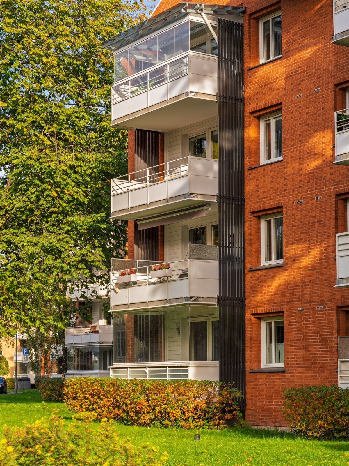 Borettslaget har store, grønne fellesarealer med plen og beplantning. Galleribilde