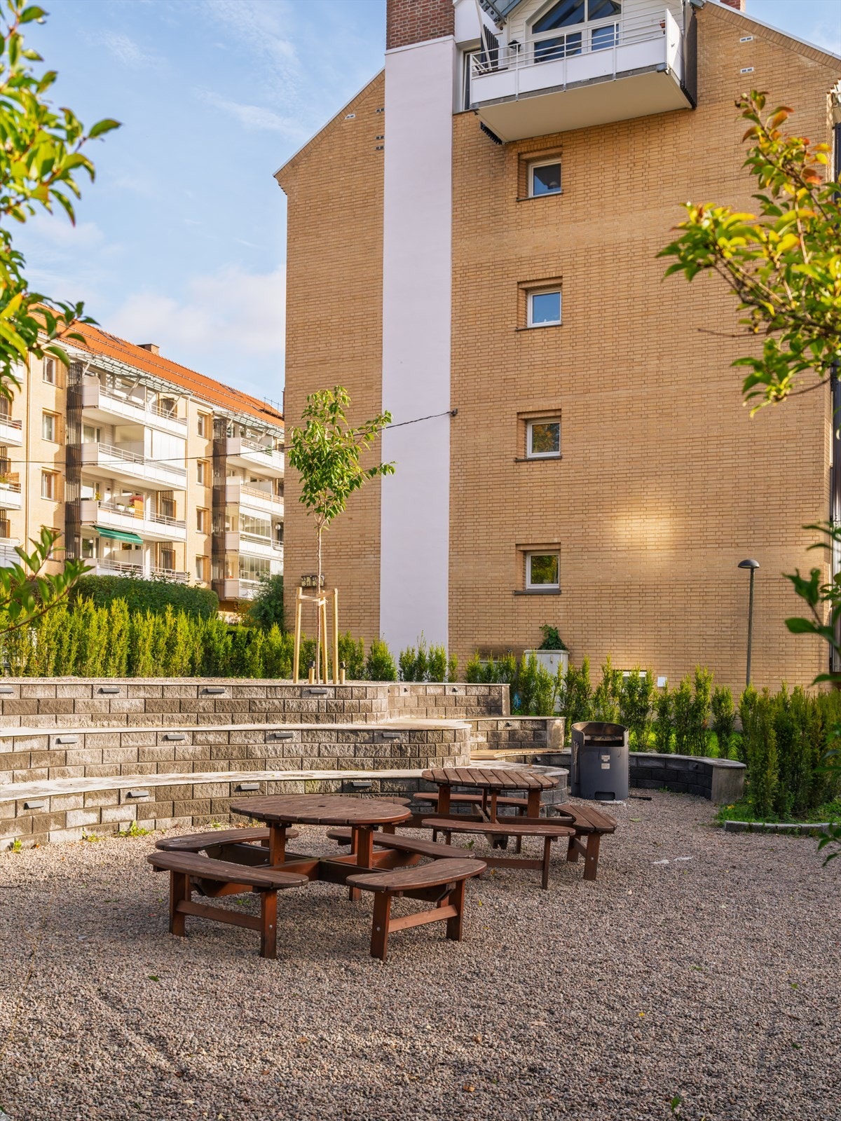 Et sosialt og trivelig samlingspunkt på borettslagets tomt. Galleribilde